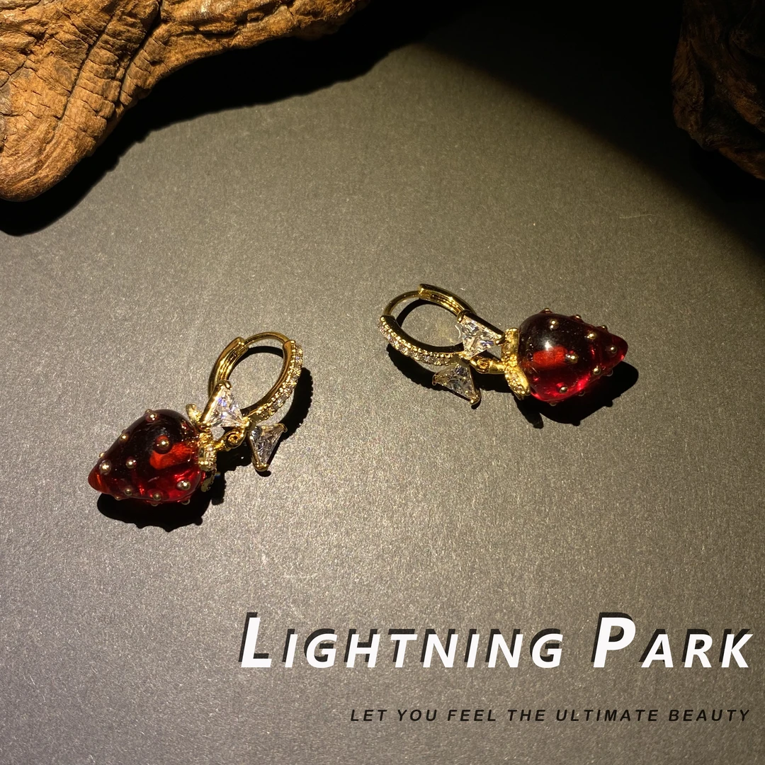 黄铜树脂耳饰 【小众轻奢】用心在做耳饰 镶钻草莓耳饰2090