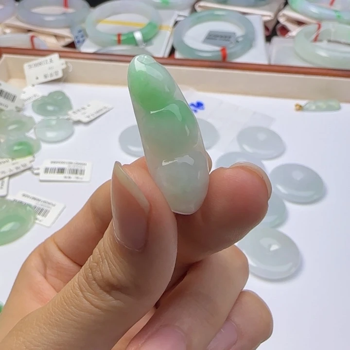 颈饰未镶嵌翡翠飘绿豆子