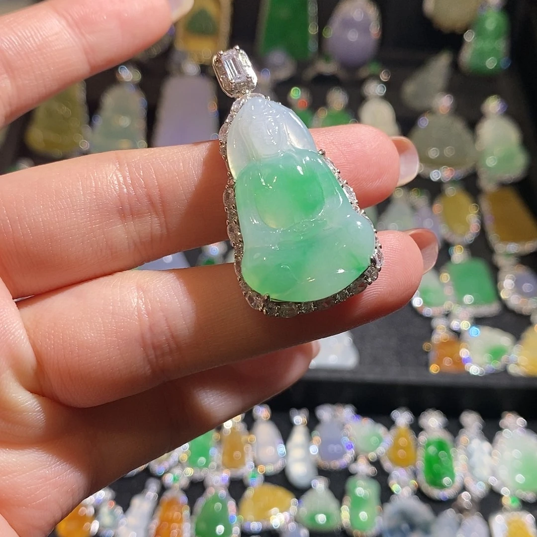 颈饰银S925镶嵌翡翠鹿****?天然翡翠