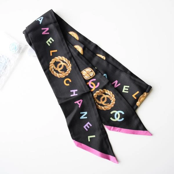 Chanel 彩色字母黑底丝巾