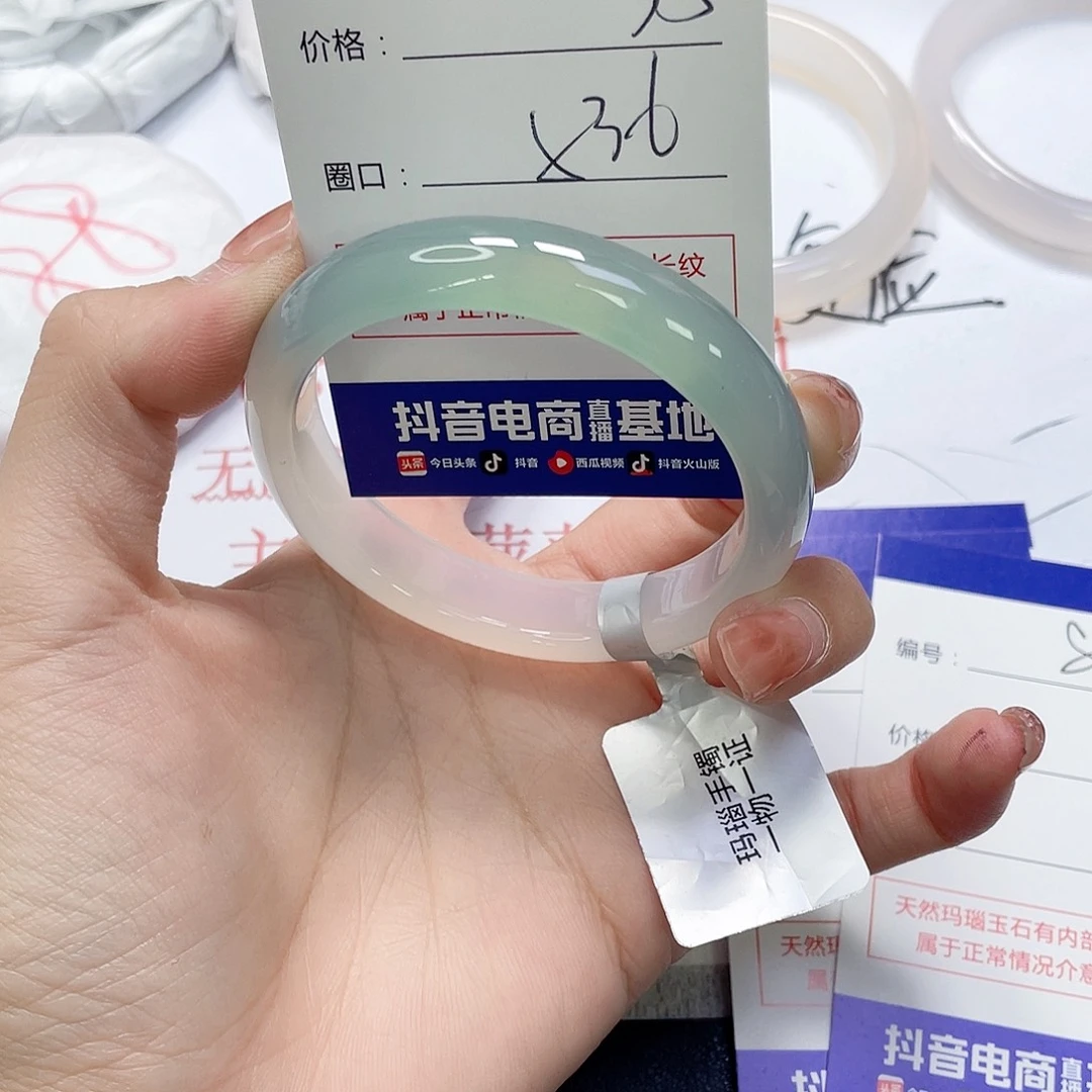 兜***)玛瑙/玉髓未镶嵌手镯898