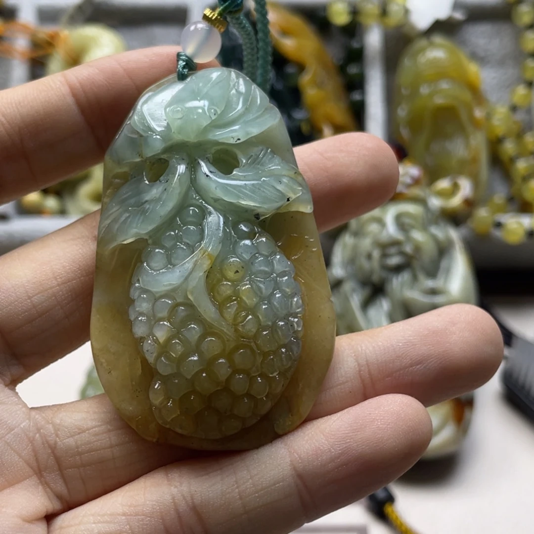 蛇纹石玉颈饰未镶嵌