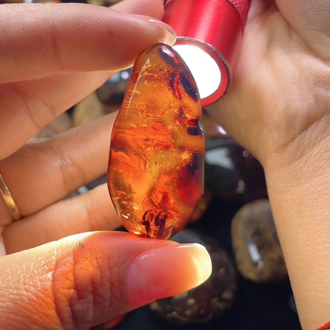 琥珀裸石未镶嵌。