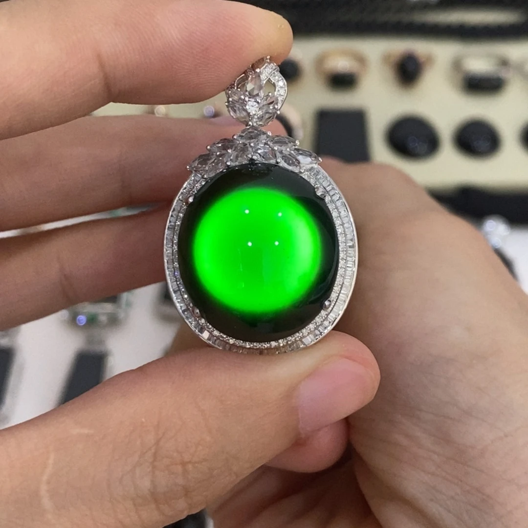 颈饰18K金镶嵌翡翠