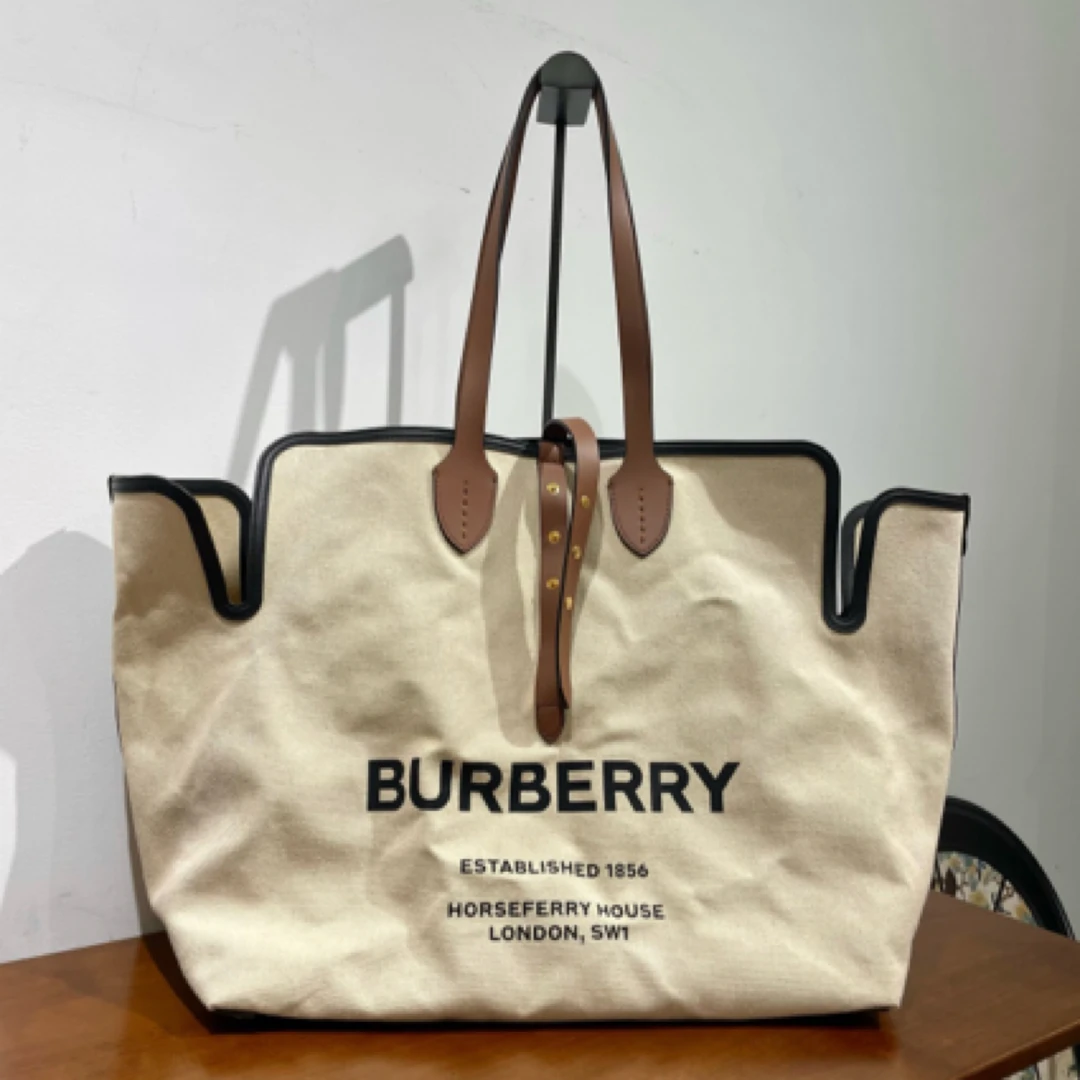 95新 BURBERRY/博柏利 白棕拼色帆布大号托特包