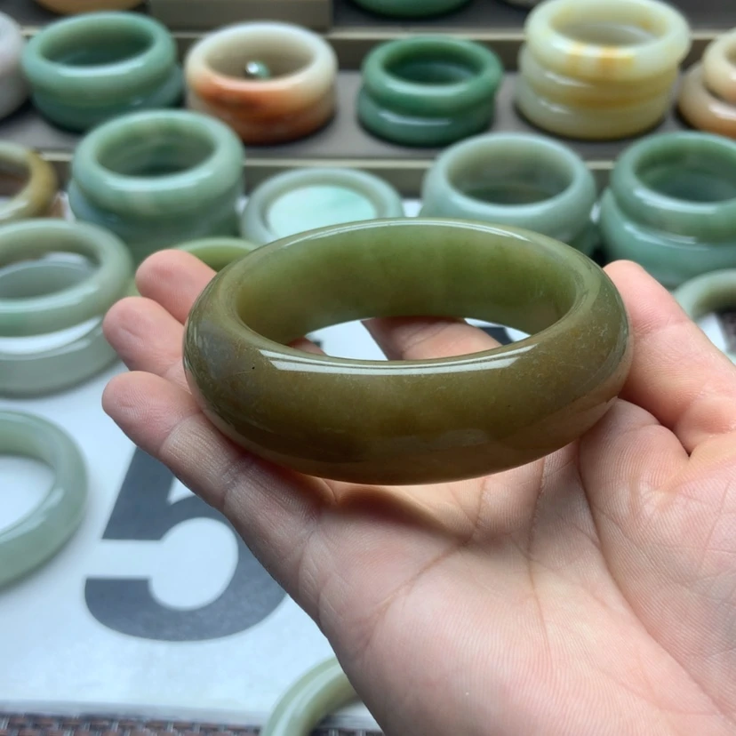 【闪购商品】石英质玉手镯未镶嵌天****片