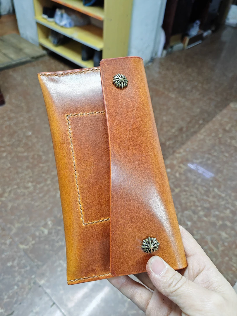 手工缝制纯皮钱包，五金纯铜。