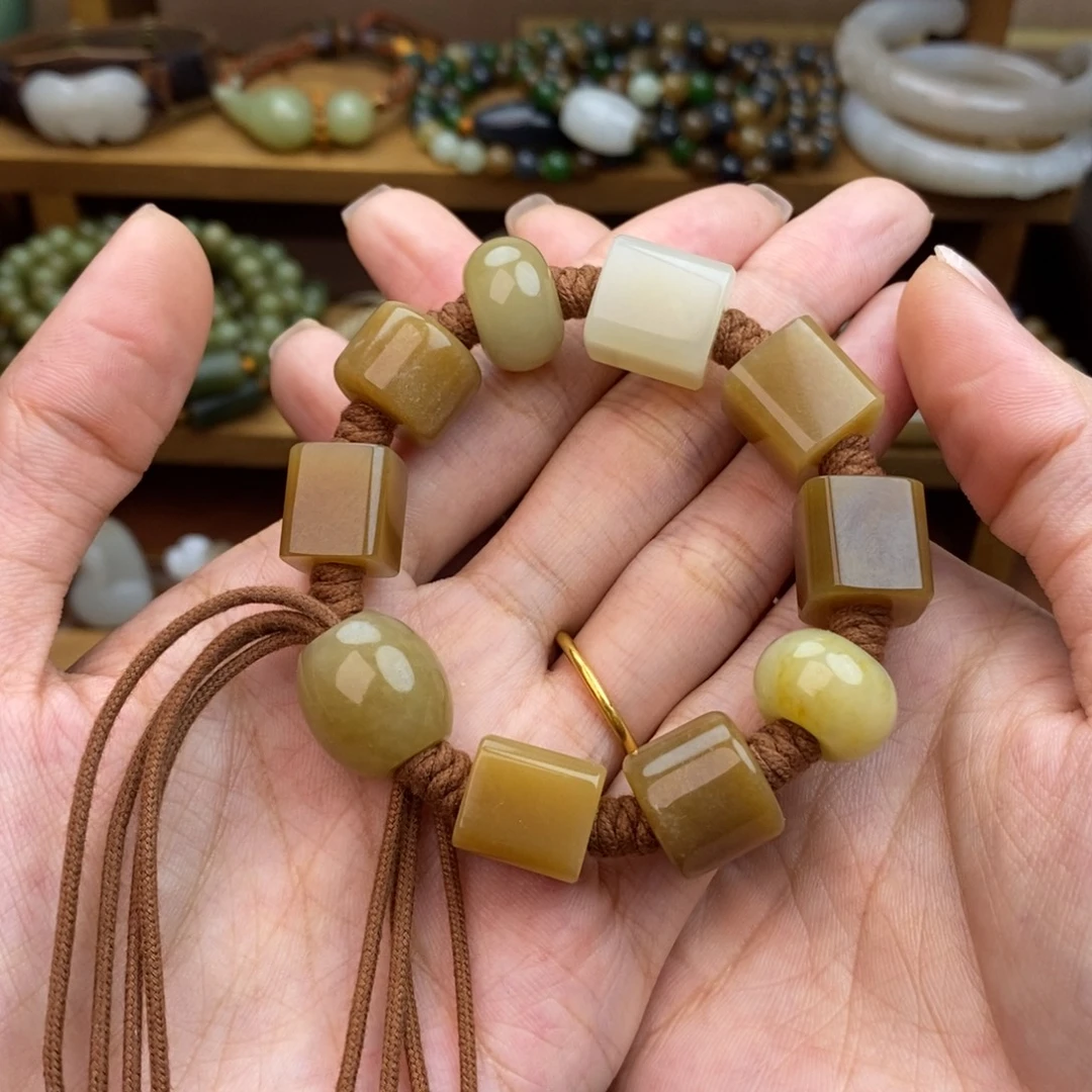 J****和田玉未镶嵌颈饰