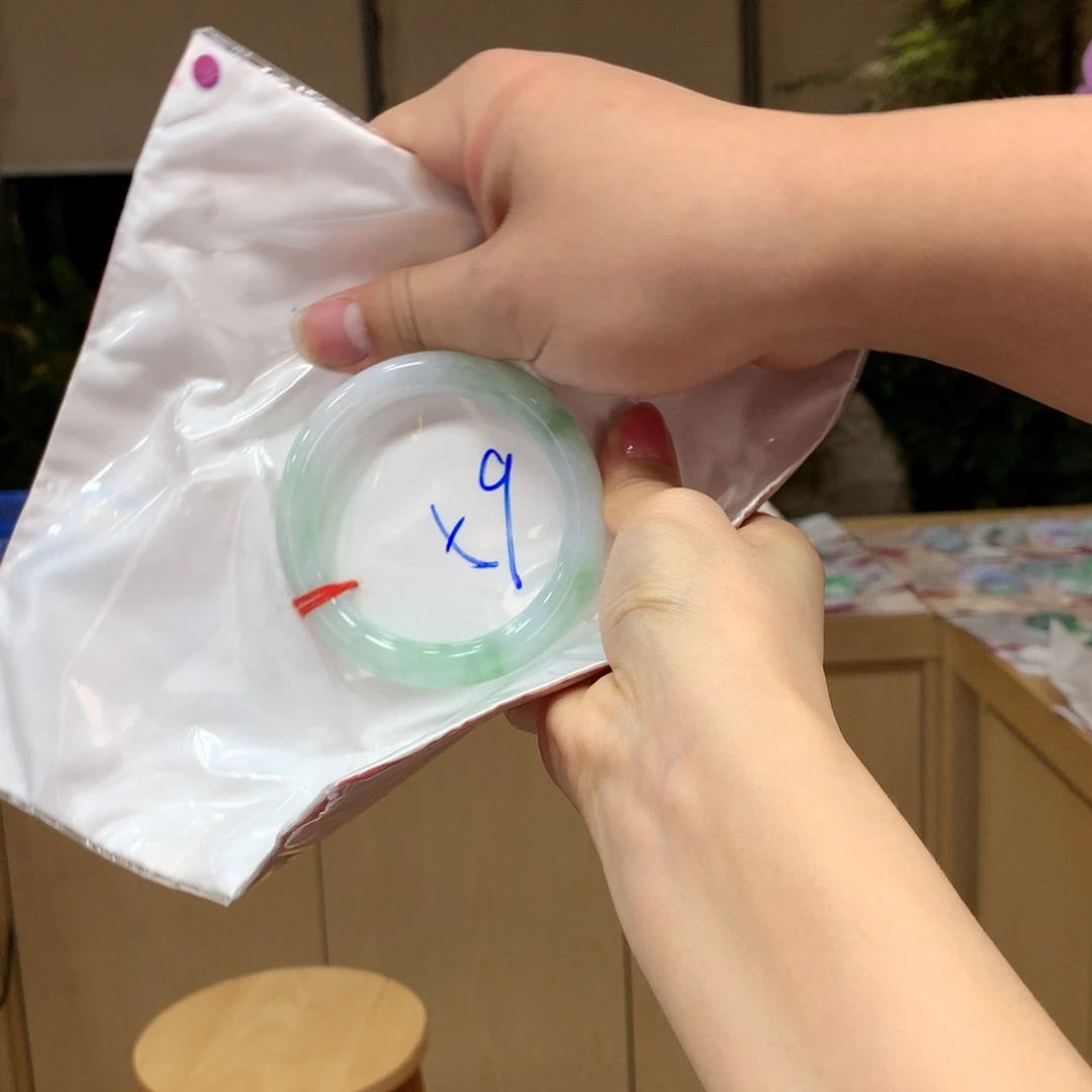 翡翠手镯未镶嵌不退不换