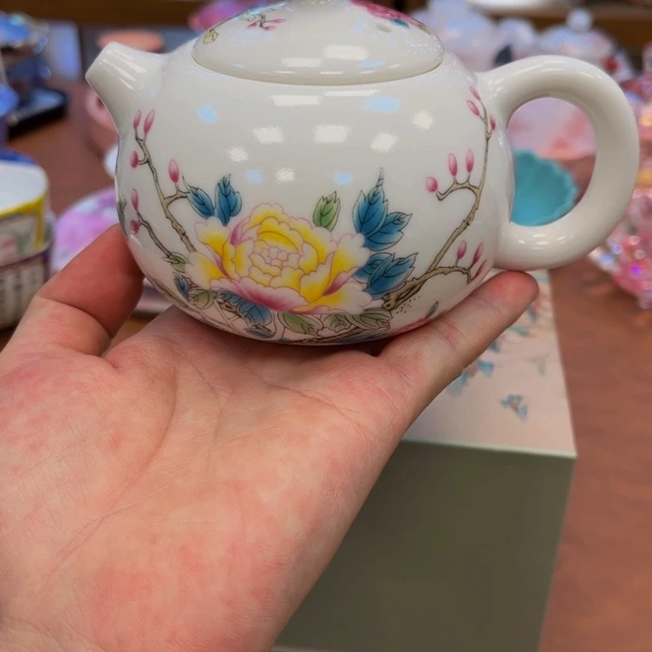 瓷片花花绿绿地在火山直播分享视频