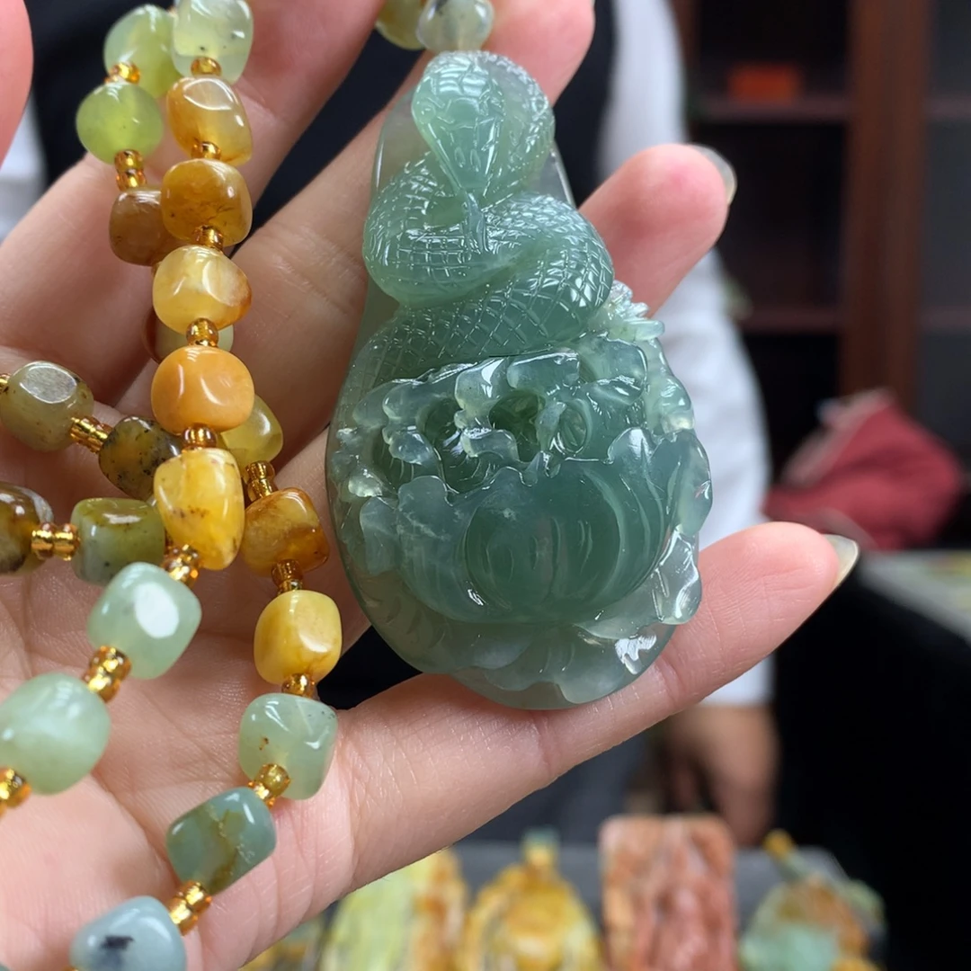 蛇纹石玉未镶嵌颈饰