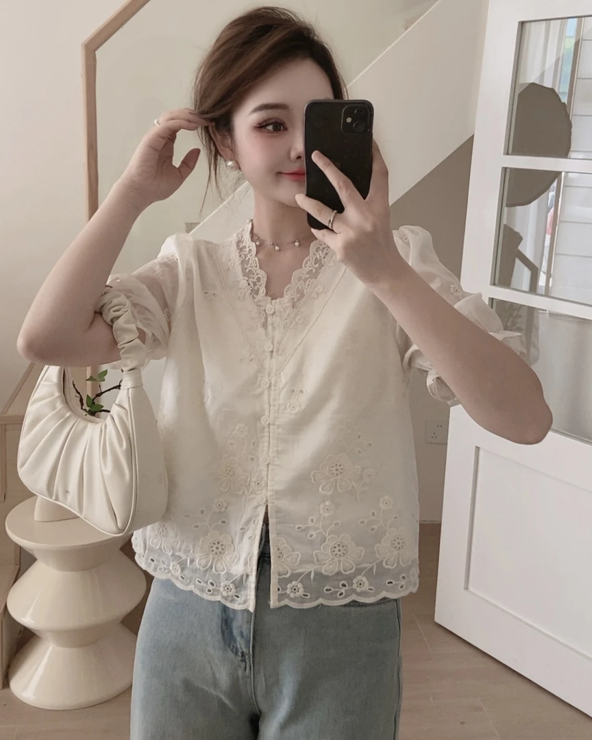新款法式蕾丝花边V领镂空衬衫女气质温柔小衫上衣