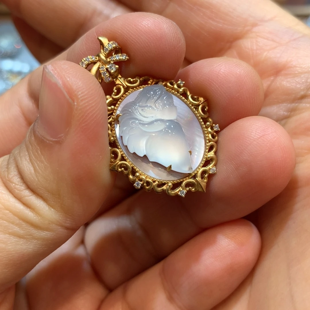 翡翠18K金镶嵌颈饰吊坠