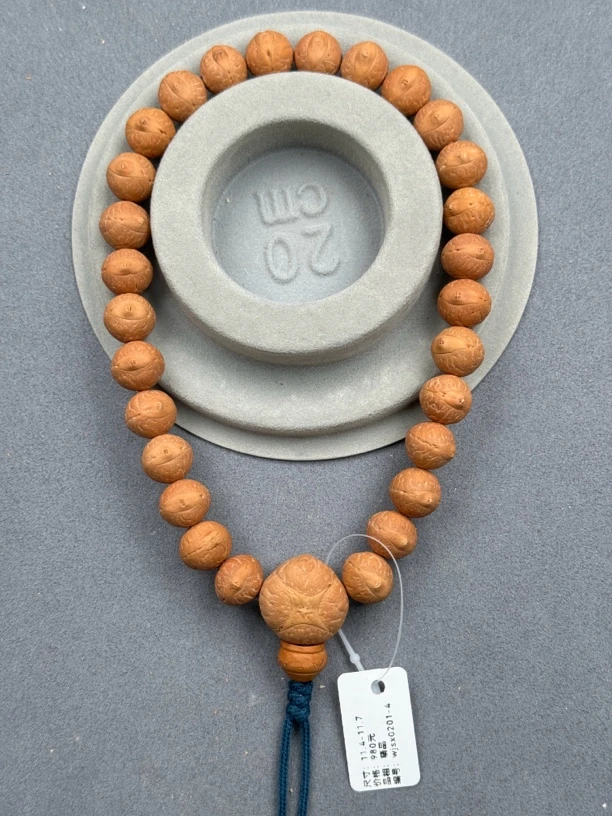 11.5mm凤眼菩提实心籽手串手持，红皮凸眼