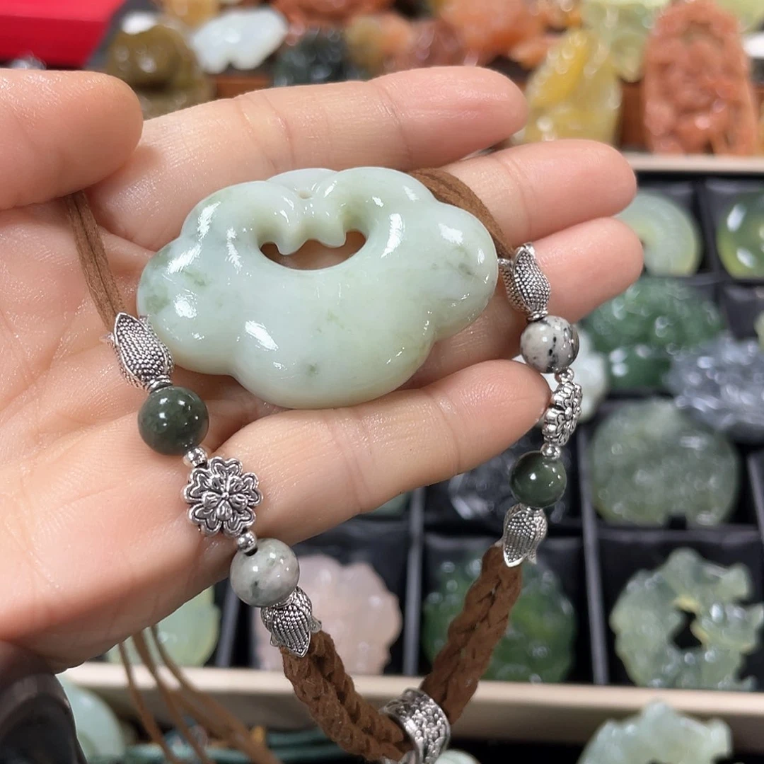 蛇纹石玉颈饰未镶嵌