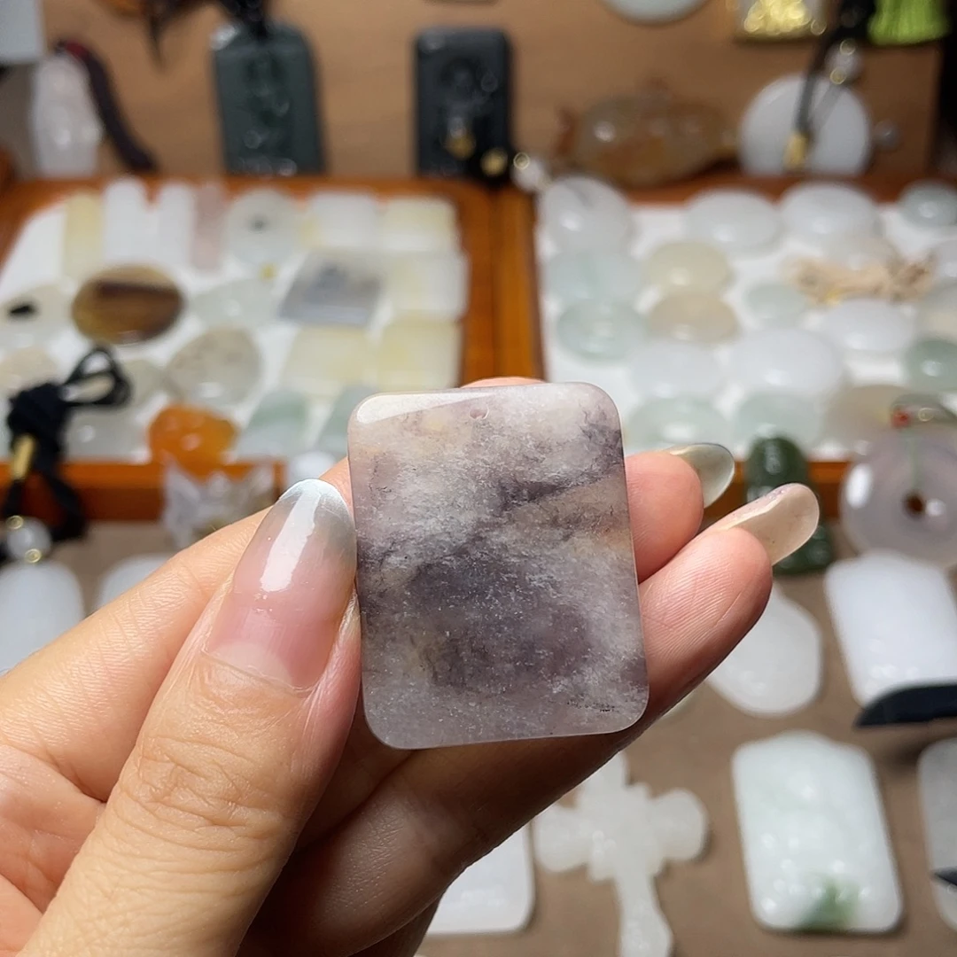 颈饰未镶嵌石英质玉