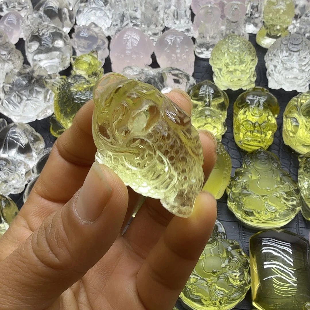 颈饰水晶未镶嵌摆件