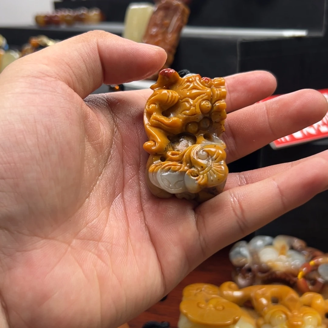 未镶嵌石英质玉（黄龙玉）多样性发货，发其一