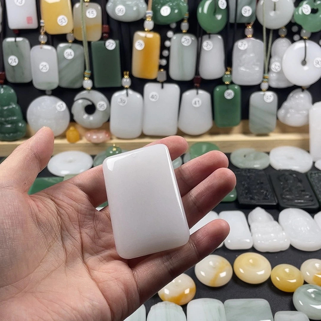 西***勤石英质玉（金丝玉）未镶嵌颈饰