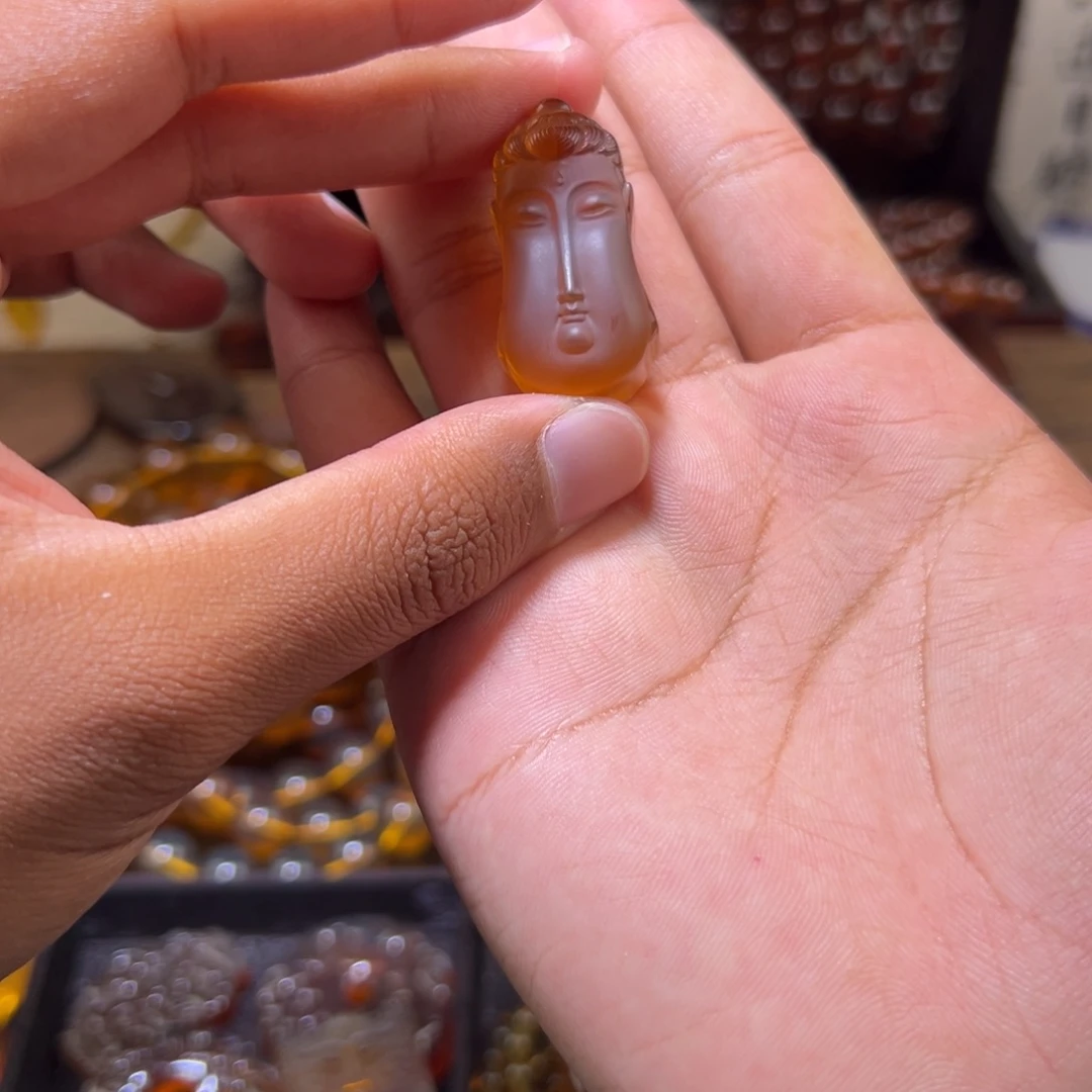 琥珀未镶嵌颈饰观音