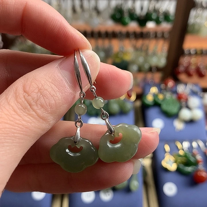 和田玉银S925镶嵌耳饰如意锁湖水绿