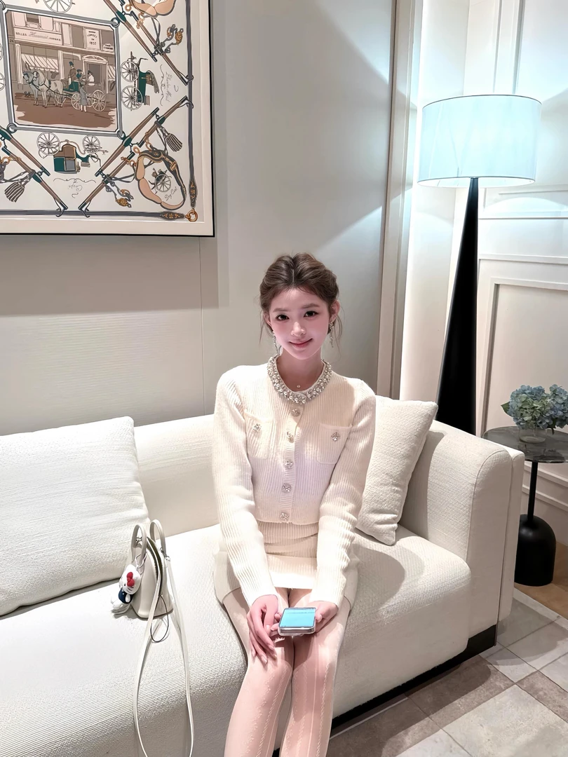 秋急新款洋气高贵上衣法式小香风设计感镶钻短款外套高腰气质短裙