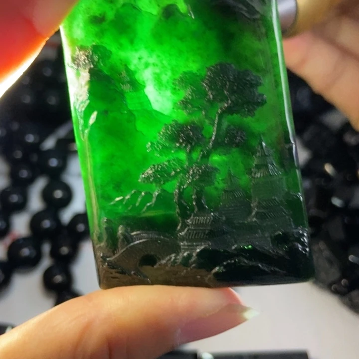 翡翠未镶嵌颈饰山水