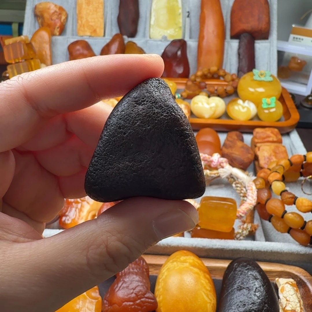 定制琥珀未镶嵌黑三角原石