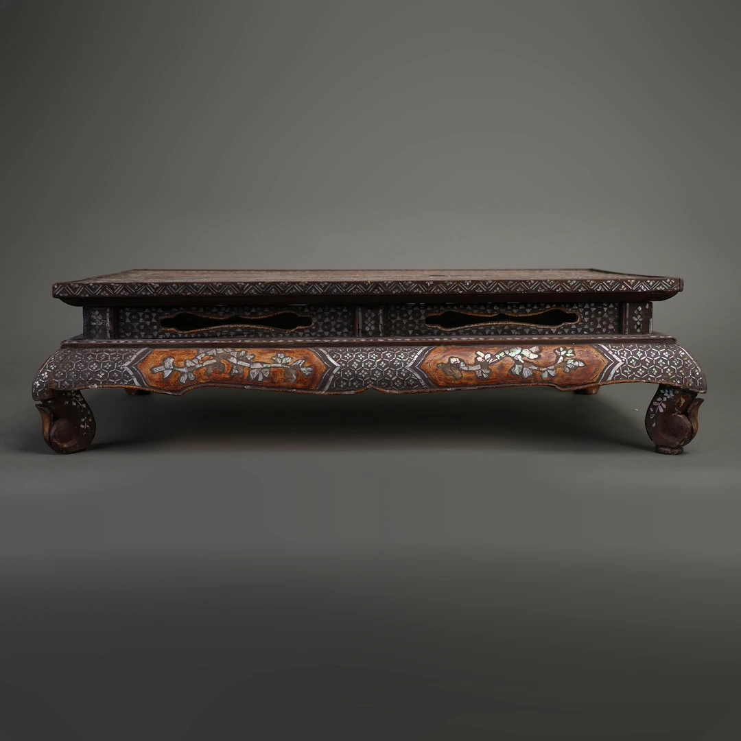 LOT 070429清早期 大漆嵌螺钿亭阁人物纹香几【古董拍卖】