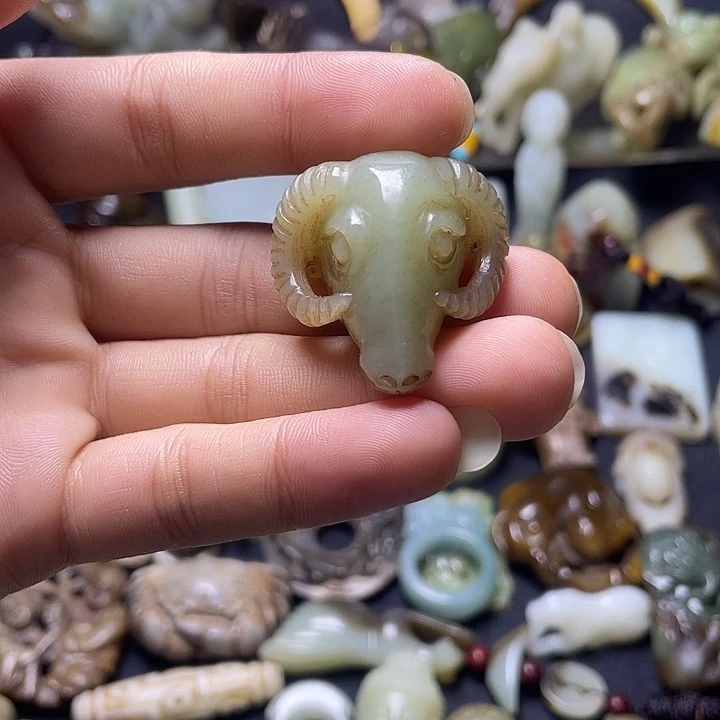 用***8和田玉（糖玉）未镶嵌颈饰