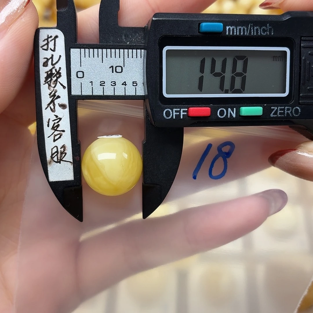 仁***山蜜蜡未镶嵌裸石蜜蜡