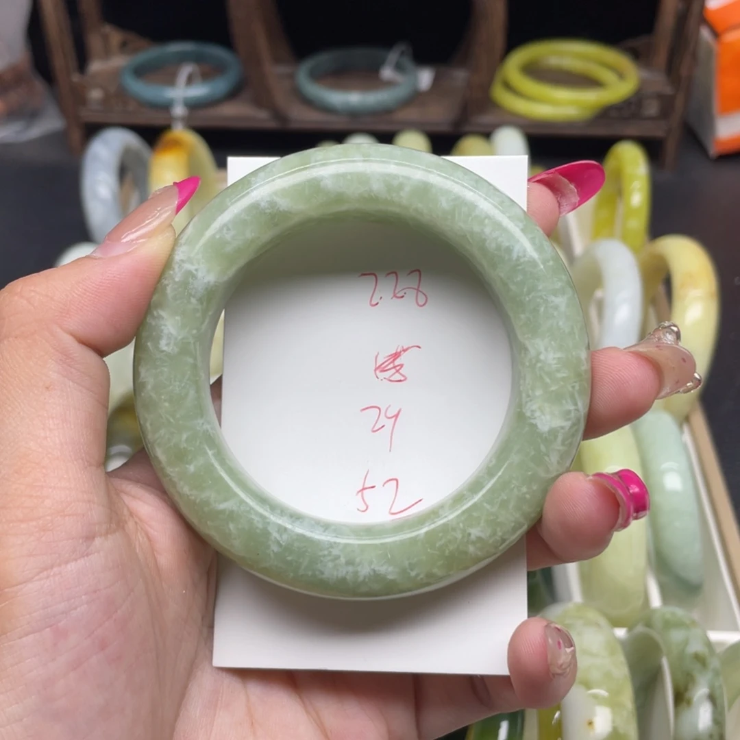 徐***南蛇纹石玉未镶嵌手镯