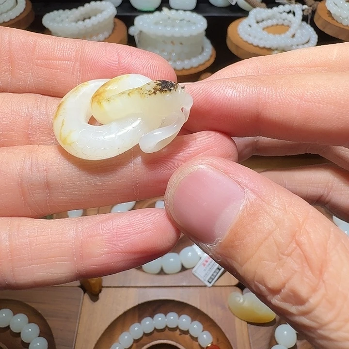 如***实和田玉未镶嵌耳饰