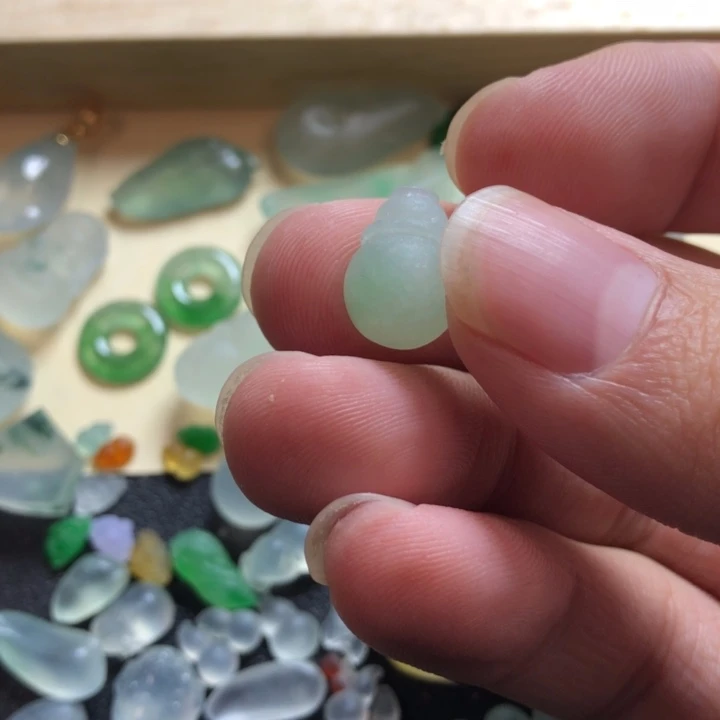 定制翡翠未镶嵌挂件