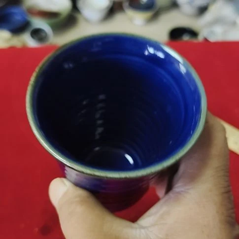 瓷片瓷片，各种摆件，均有瑕疵。沙锅！地部有刻