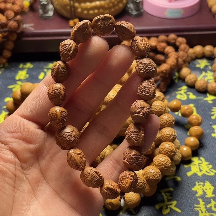 龙纹桃核雕刻瑕疵金鱼