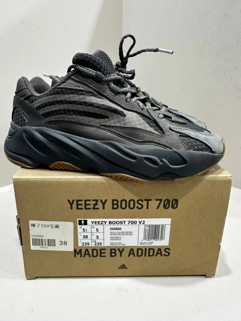 阿迪达斯 Yeezy700 黑配色板鞋 38码 全新原盒