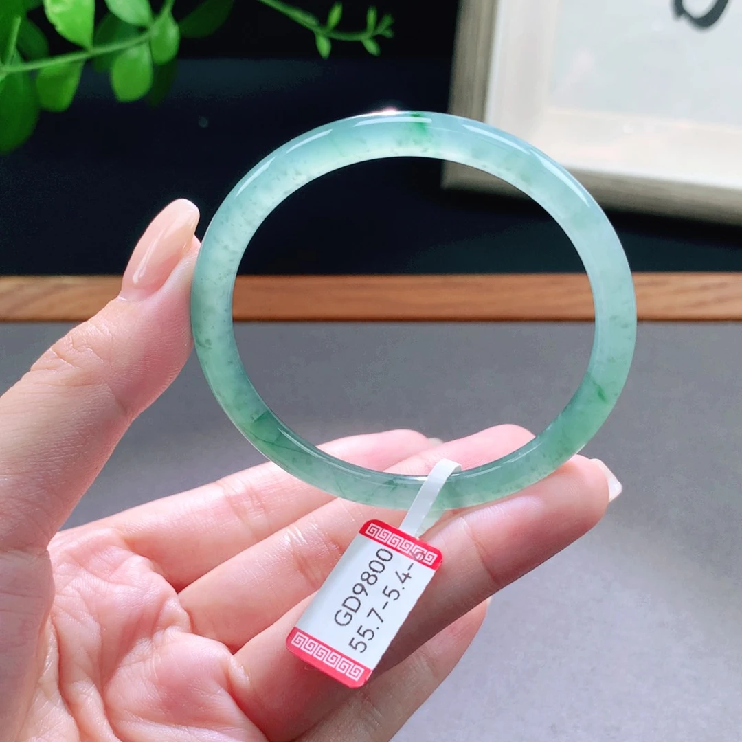 翡翠手镯未镶嵌天然翡翠