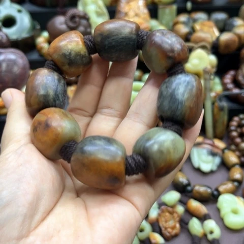 白***梦未镶嵌岫岩河磨玉（透闪石质玉）挂件