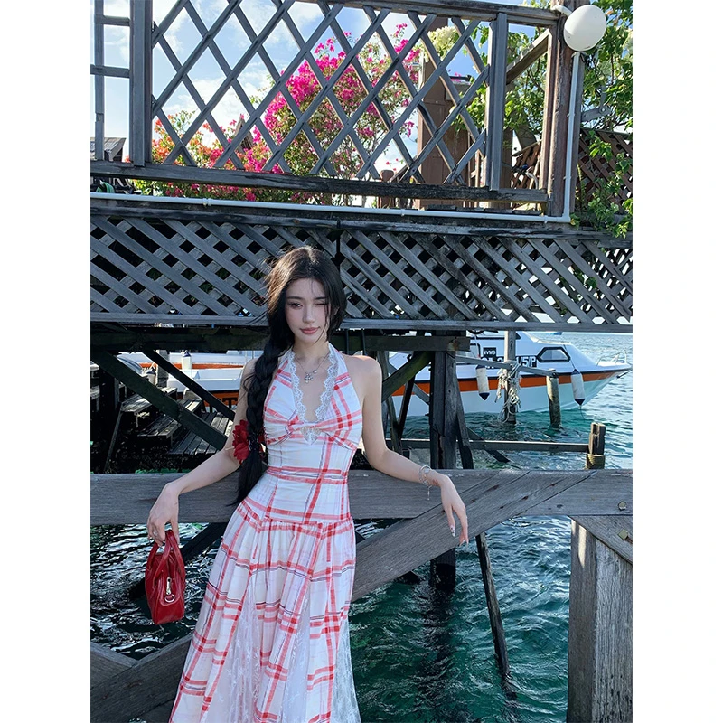 粉色格纹挂脖连衣裙女夏季新款旅游度假风设计感蕾丝拼接无袖长裙