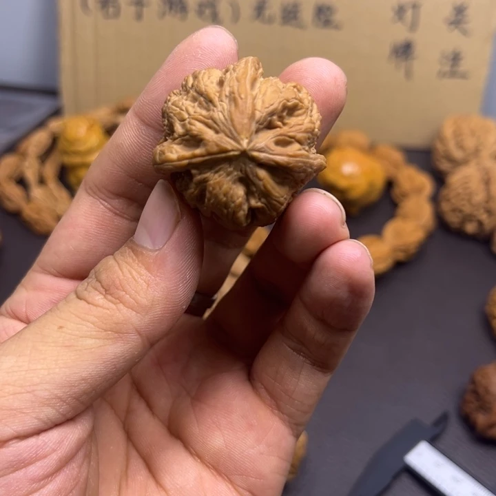 小***雨吊坠桃核将军镑三棱 有黄