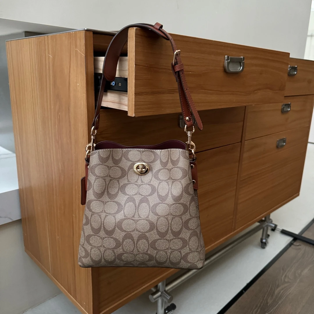 新款时尚百搭高级感单肩斜挎水桶包饼干棕色8111