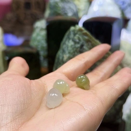 单***族未镶嵌和田玉挂件