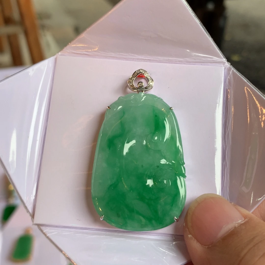 翡翠18K金镶嵌颈饰