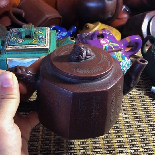 紫砂茶壶原矿泥料手工制作的紫砂壶。