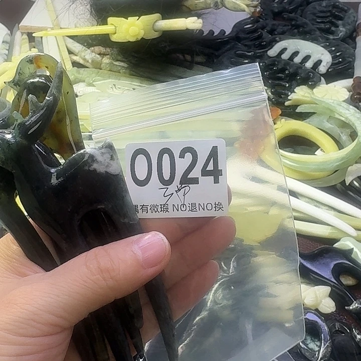 浅***然蛇纹石玉合金发饰