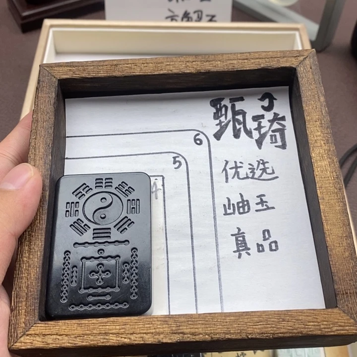 未镶嵌蛇纹石玉颈饰阿*