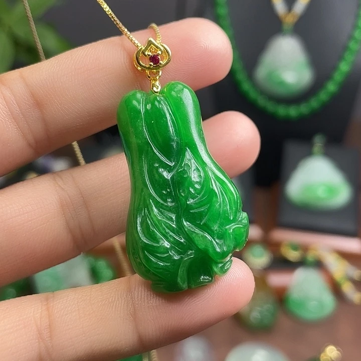 翡翠未镶嵌吊坠(赠链)