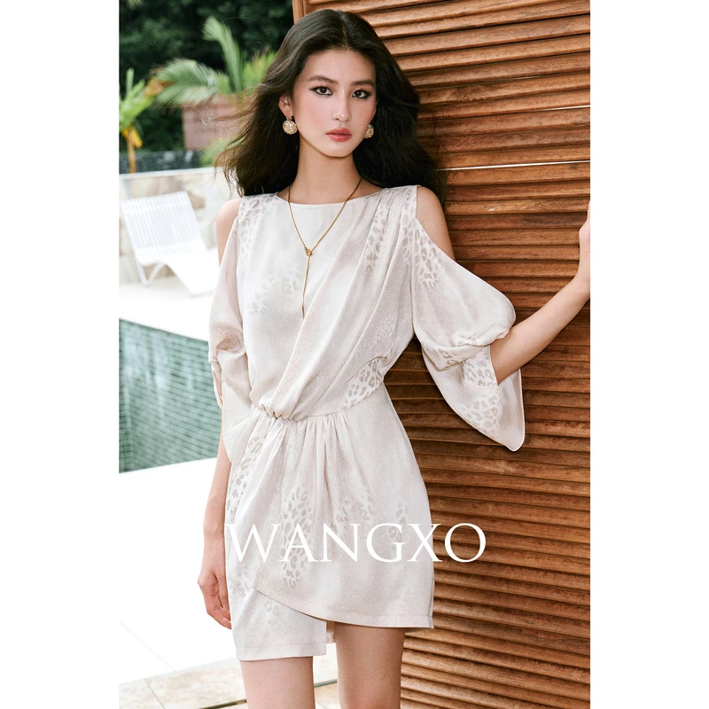 WANGXO   露肩抽褶扭结撒金印花连衣裙250801W