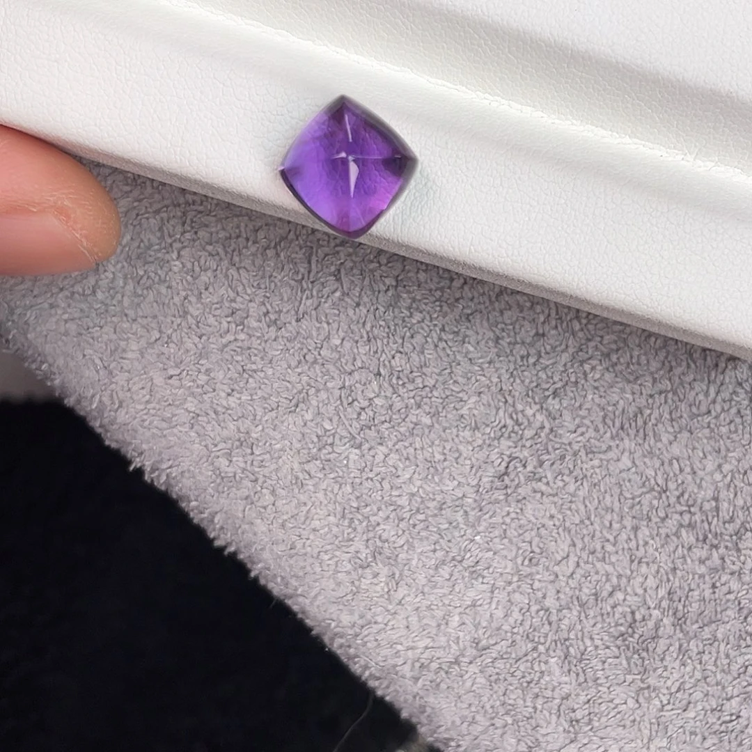 紫晶裸石未镶嵌6.57Ct。  